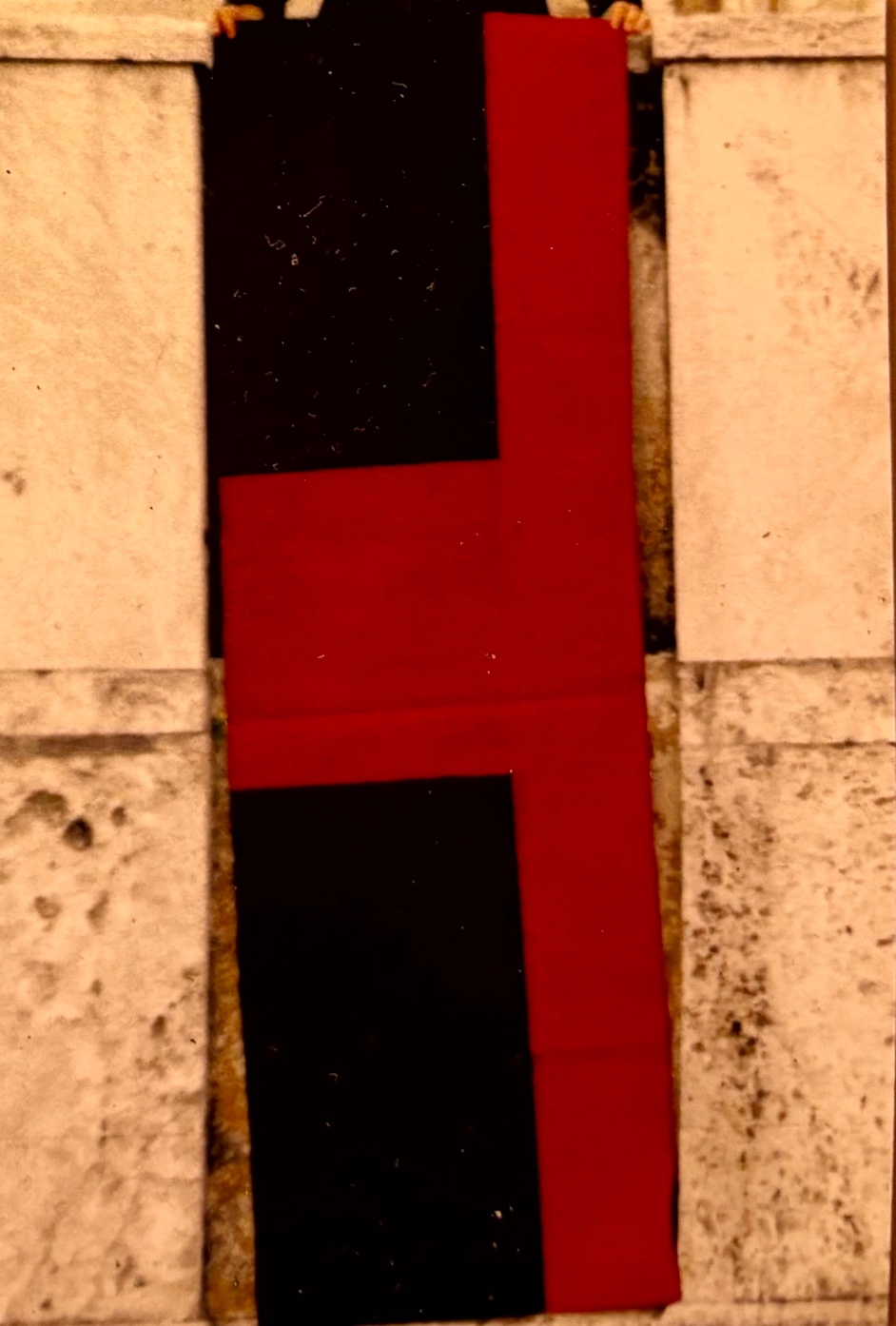 Immagine che contiene edificio, Carminio, Bordeaux, rosso Descrizione generata automaticamente