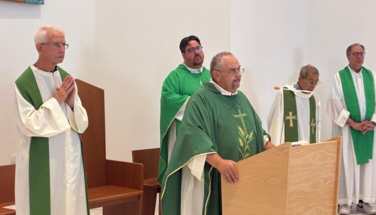 Don Alessandro Fadda insieme ai suo confratelli