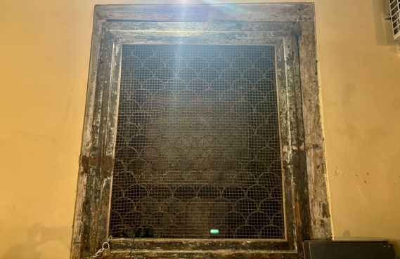 Immagine che contiene muro, interno, Rettangolo, Simmetria

Il contenuto generato dall'IA potrebbe non essere corretto.